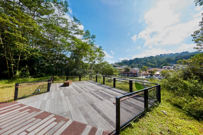 imgLocMap01 Enjoy the scenic views of Bukit Timah Nature Reserve and Dairy Farm Nature Park from this 6m-high Lookout Deck